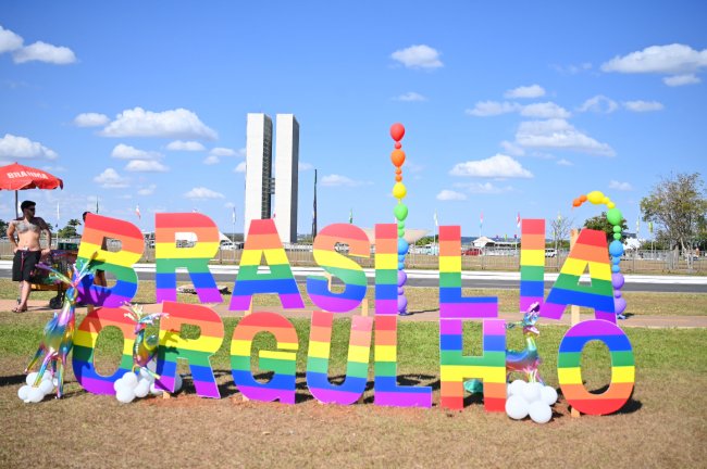 MPDFT distribui cartilhas na Parada do Orgulho LGBT+ de Brasília
