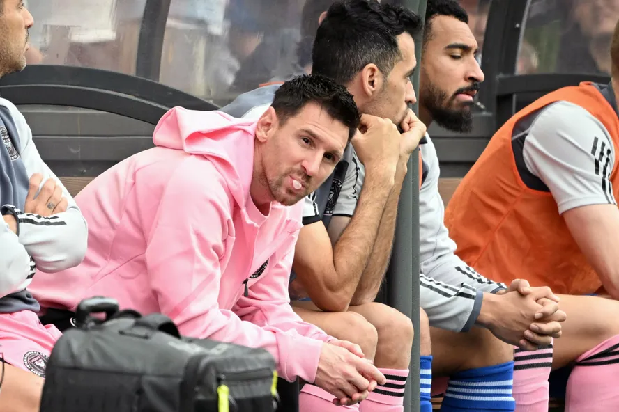 Messi retorna a Miami após despedida do pai, mas segue sem previsão de volta aos treinos