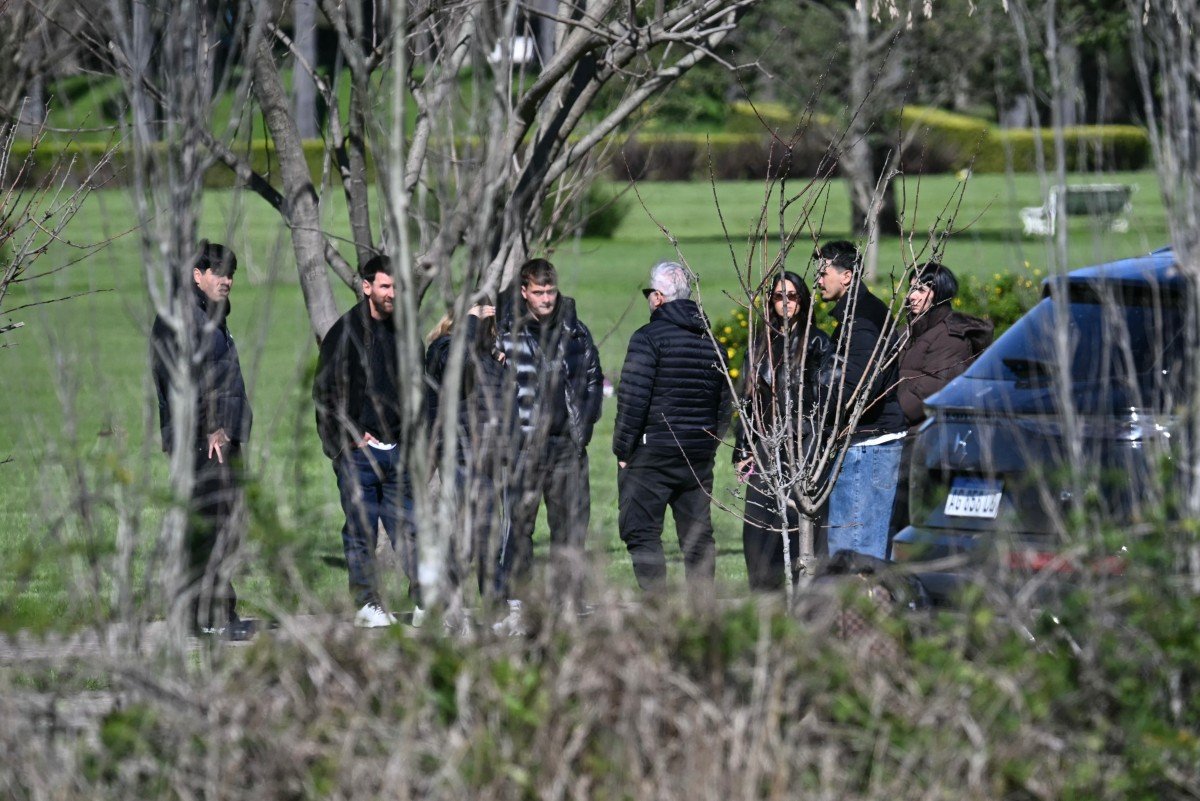 Messi se despede do pai em cerimônia reservada na Argentina