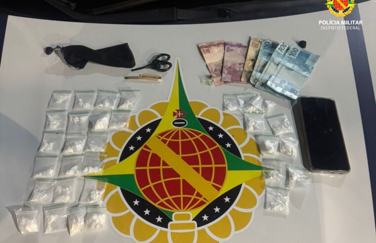 Motorista foge de bloqueio e é preso com drogas escondidas no painel do carro no Sudoeste