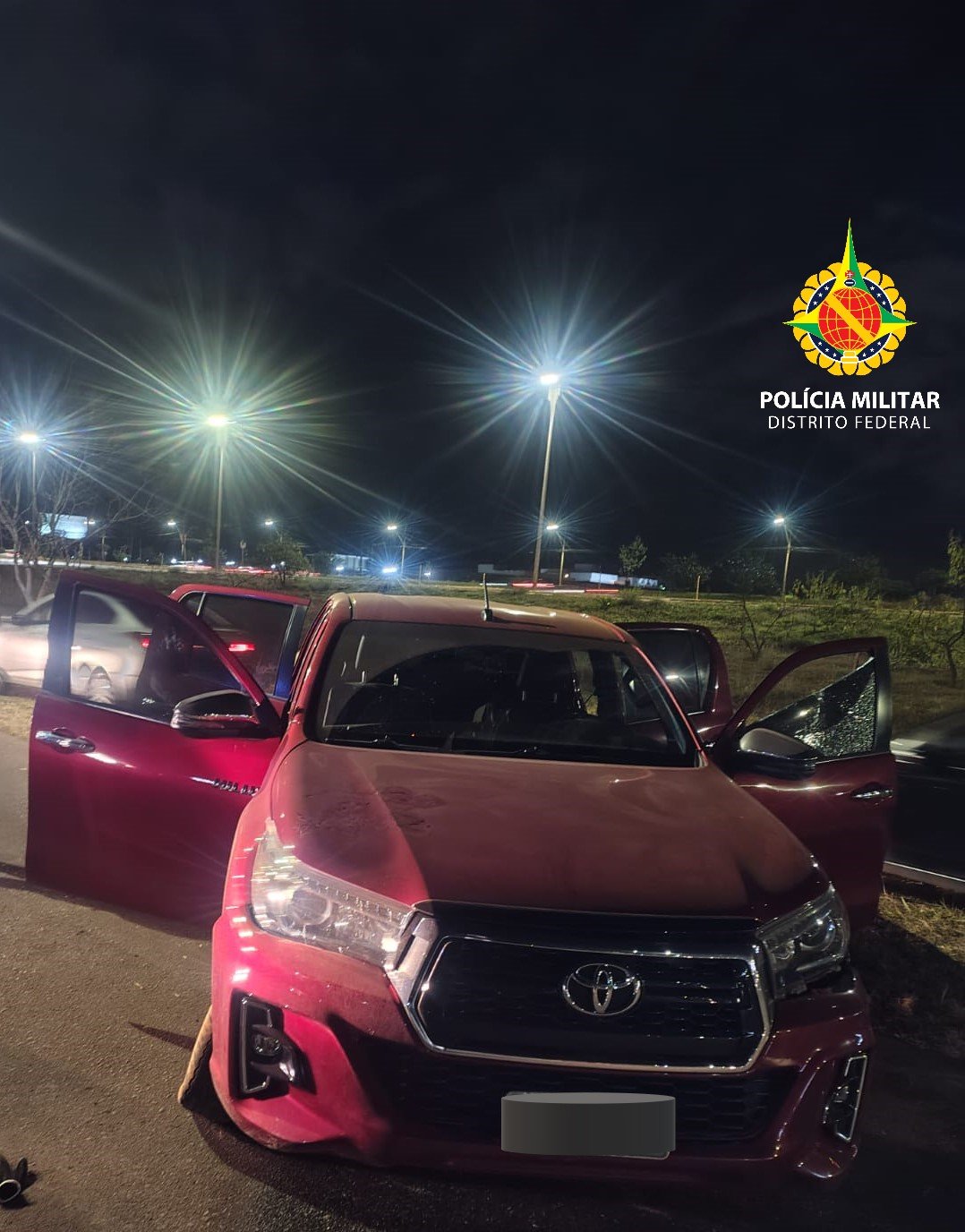 PM recupera Hilux furtada após perseguição e acidente no Park Way