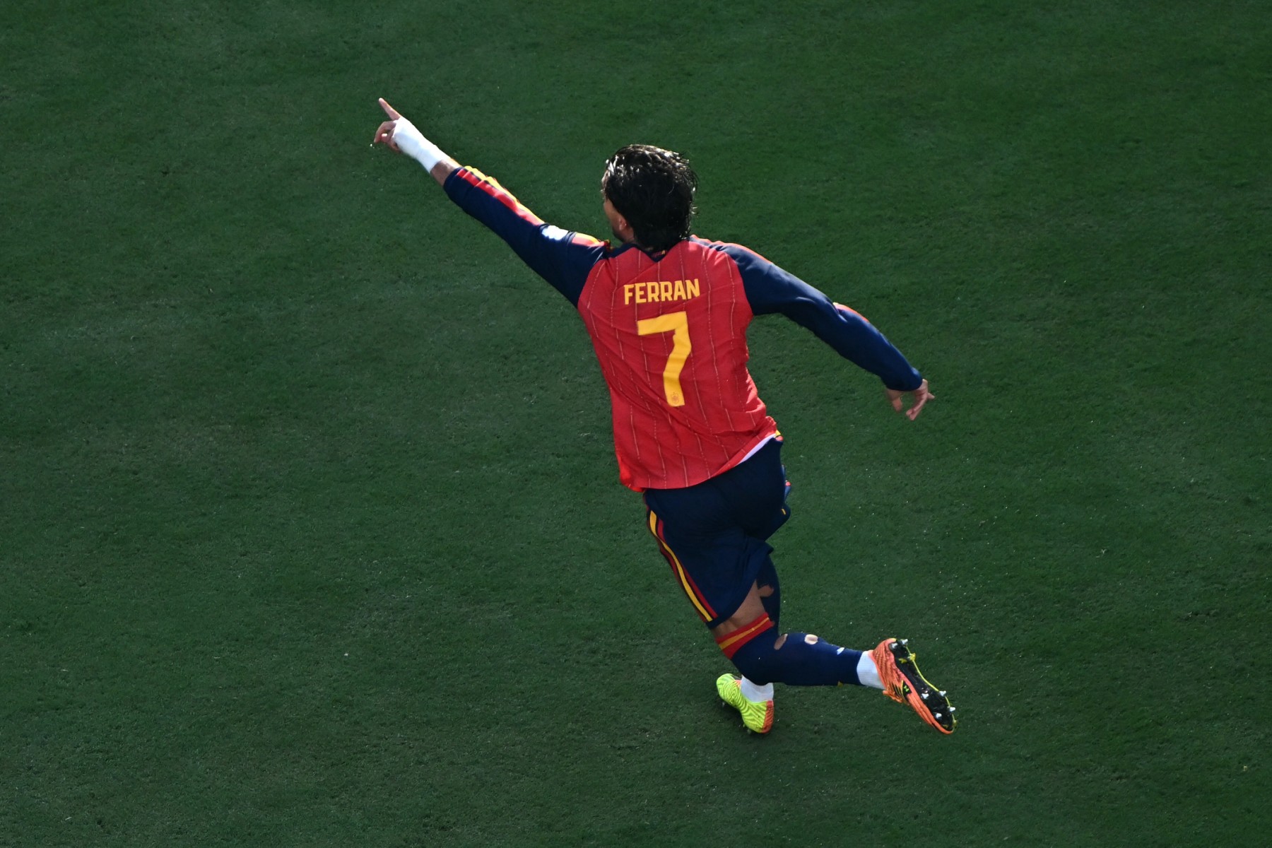 PSG anuncia a contratação de Ferran Torres, herói do título mundial da Espanha