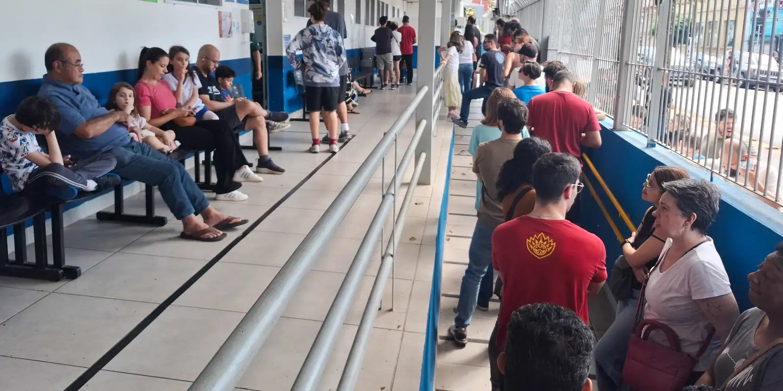 Paulistanos enfrentam filas para tomar vacina contra sarampo