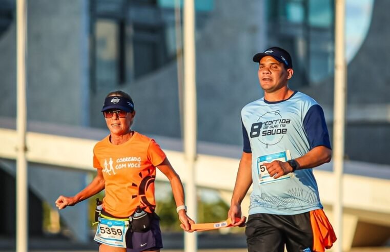 Pelotão de atletas com deficiência visual participa de corrida de rua na Esplanada
