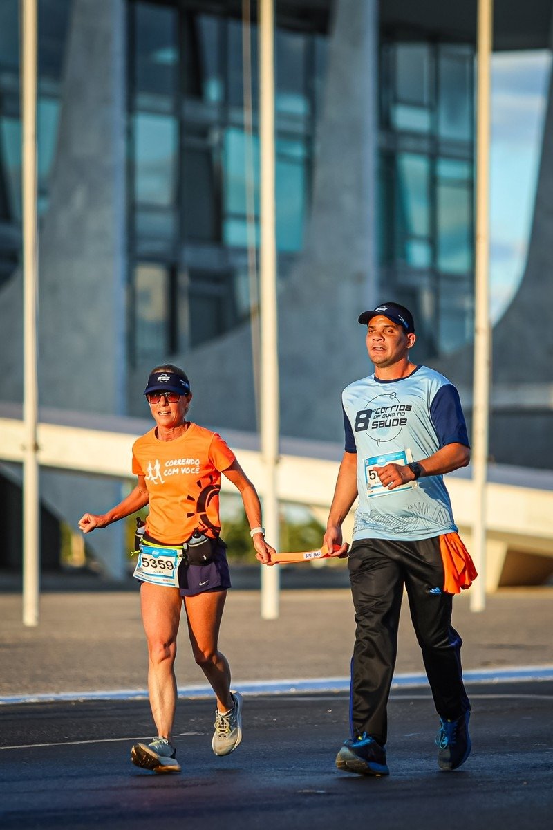 Pelotão de atletas com deficiência visual participa de corrida de rua na Esplanada