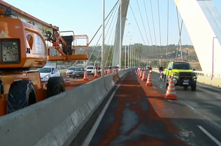 Ponte JK tem faixas liberadas, mas acesso ao Lago Sul é bloqueado