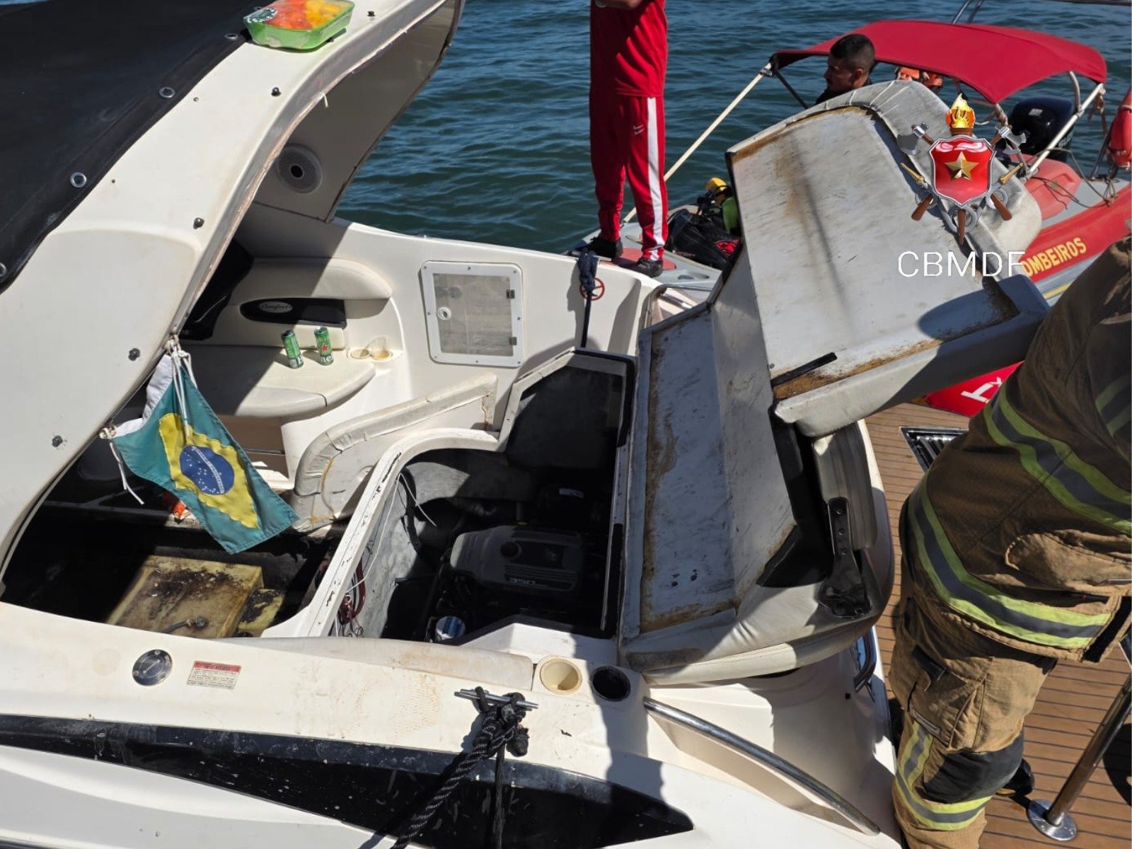 Princípio de incêndio em lancha deixa mulher ferida no Lago Sul