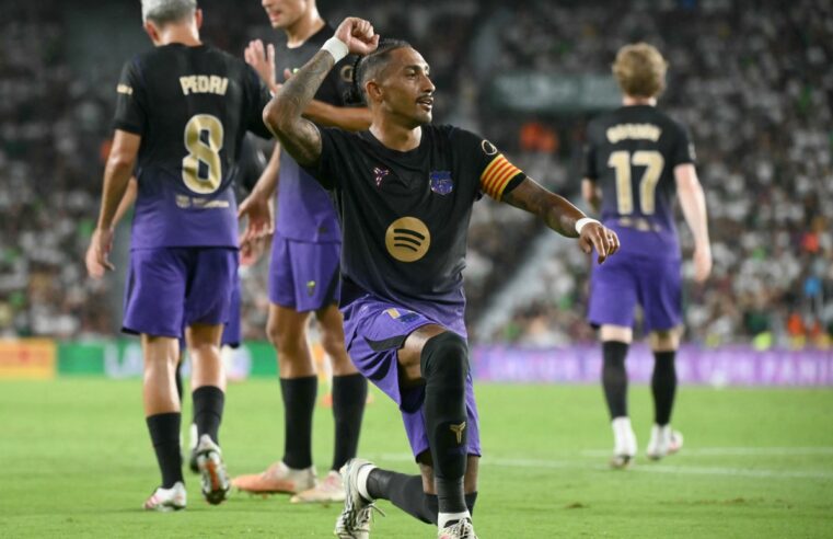 Raphinha ganha força no Barcelona para assumir a camisa 9