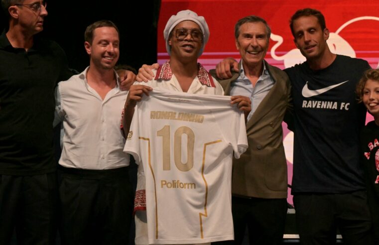 Ronaldinho retorna ao futebol na 3ª divisão italiana em busca do gol 300