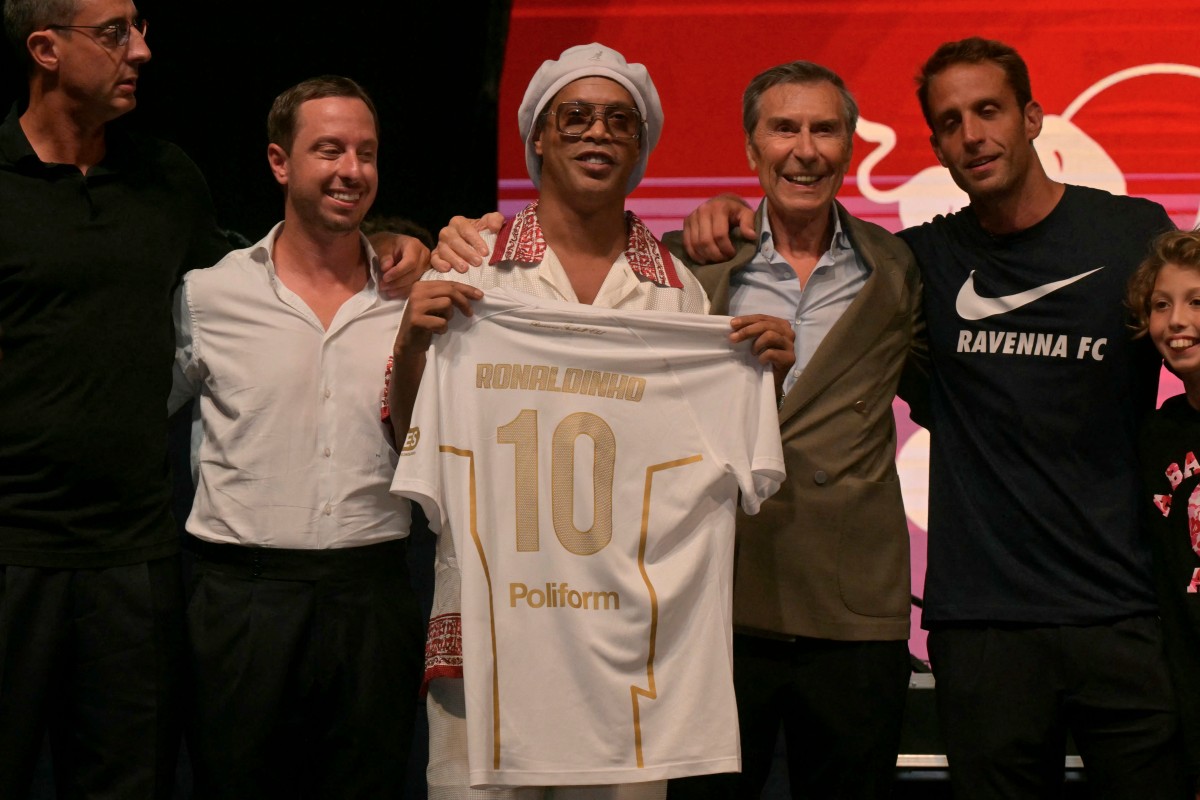 Ronaldinho retorna ao futebol na 3ª divisão italiana em busca do gol 300