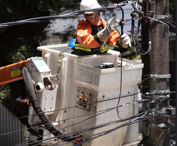 Serviços na rede elétrica deixam áreas do DF sem energia nesta quinta