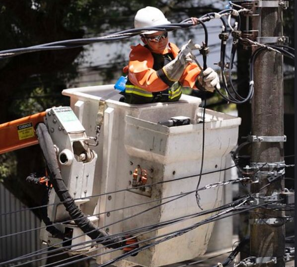 Serviços na rede elétrica deixam áreas do DF sem energia nesta quinta