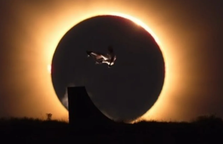 Skatista olímpico faz manobra durante eclipse solar