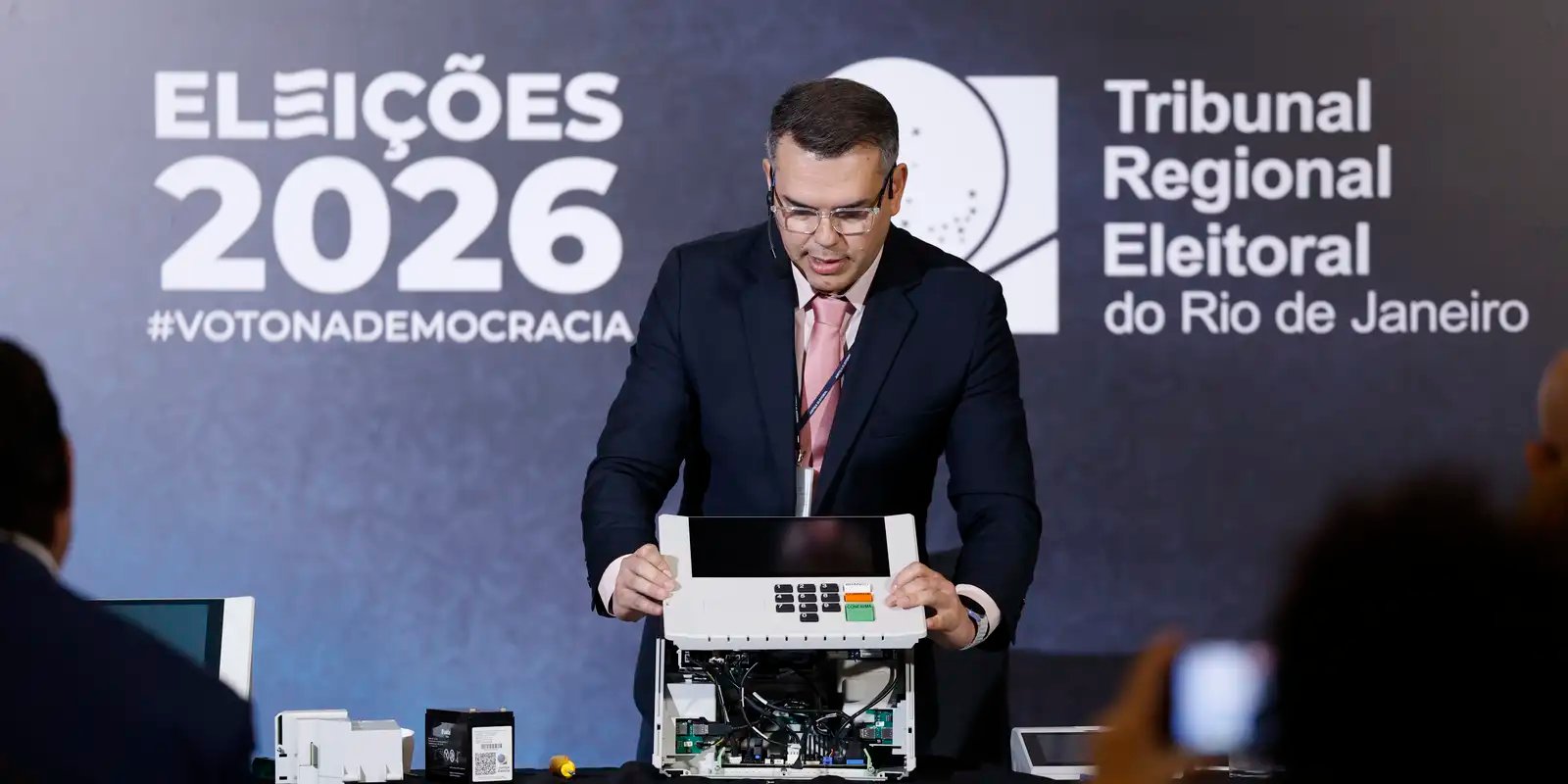 TRE-RJ abre urna para o público e defende segurança do voto eletrônico
