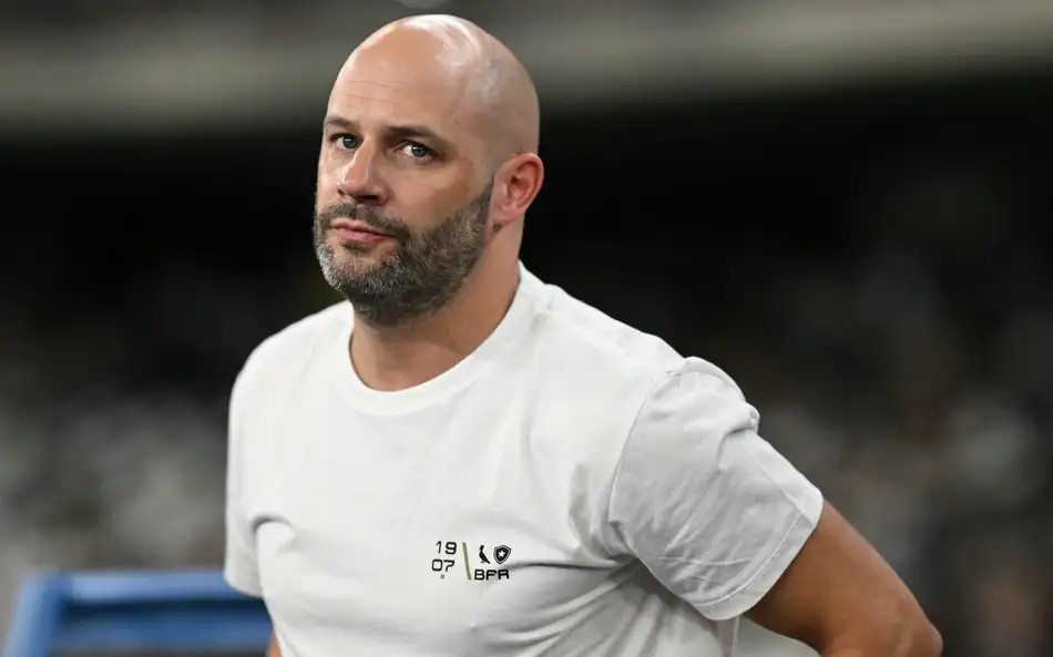 Técnico do Botafogo cita vergonha após goleada na Sul-Americana: ‘Não adianta falar nada agora’