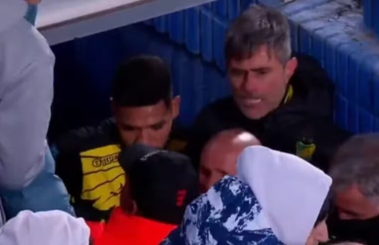 Técnicos brigam após empate entre Vélez e Defensa y Justicia