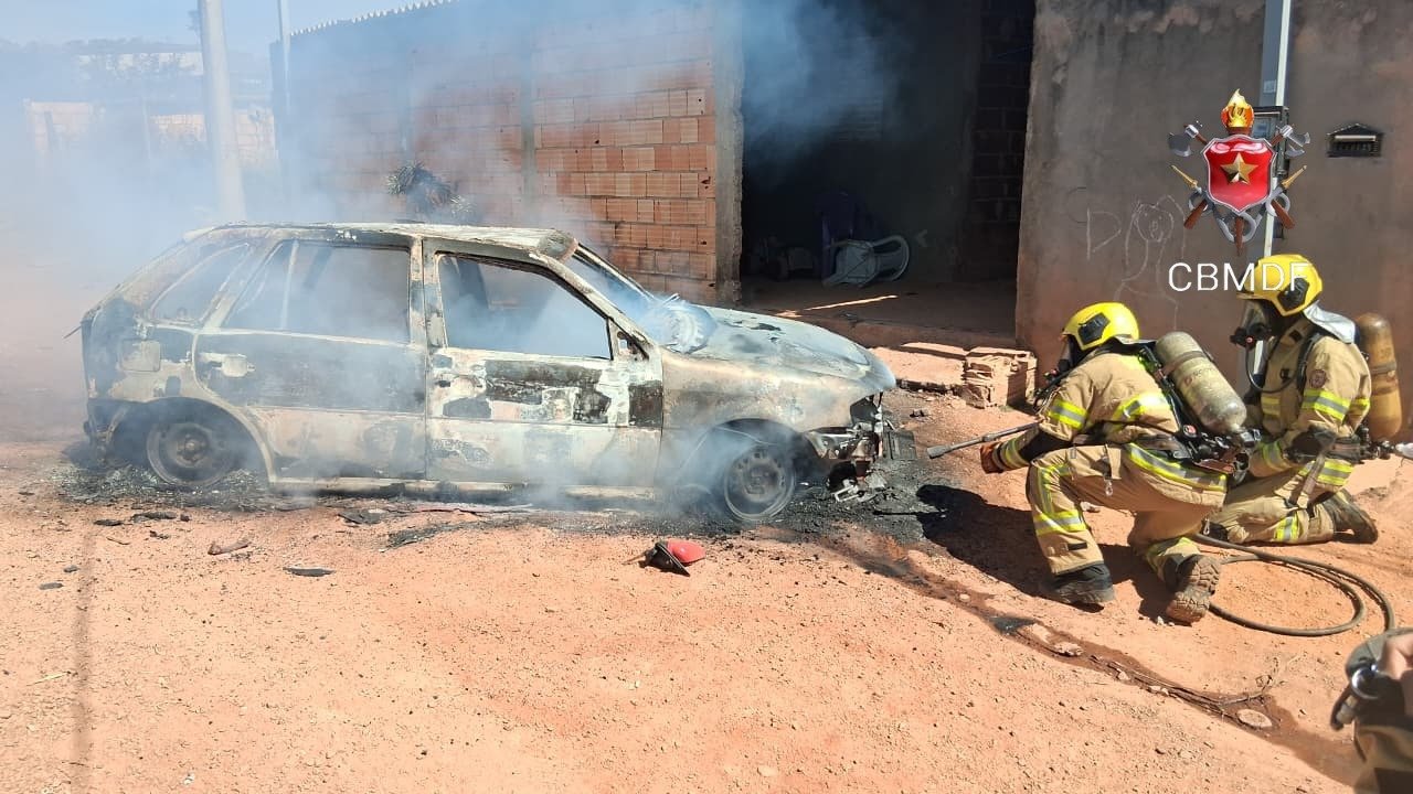 Veículo pega fogo em São Sebastião; ninguém ficou ferido