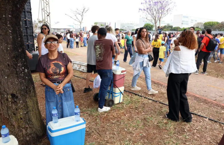 Ambulantes buscam renda extra no 7 de Setembro em Brasília