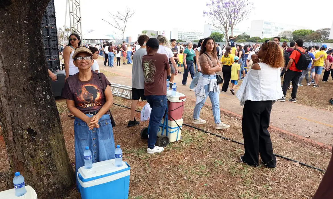 Ambulantes buscam renda extra no 7 de Setembro em Brasília