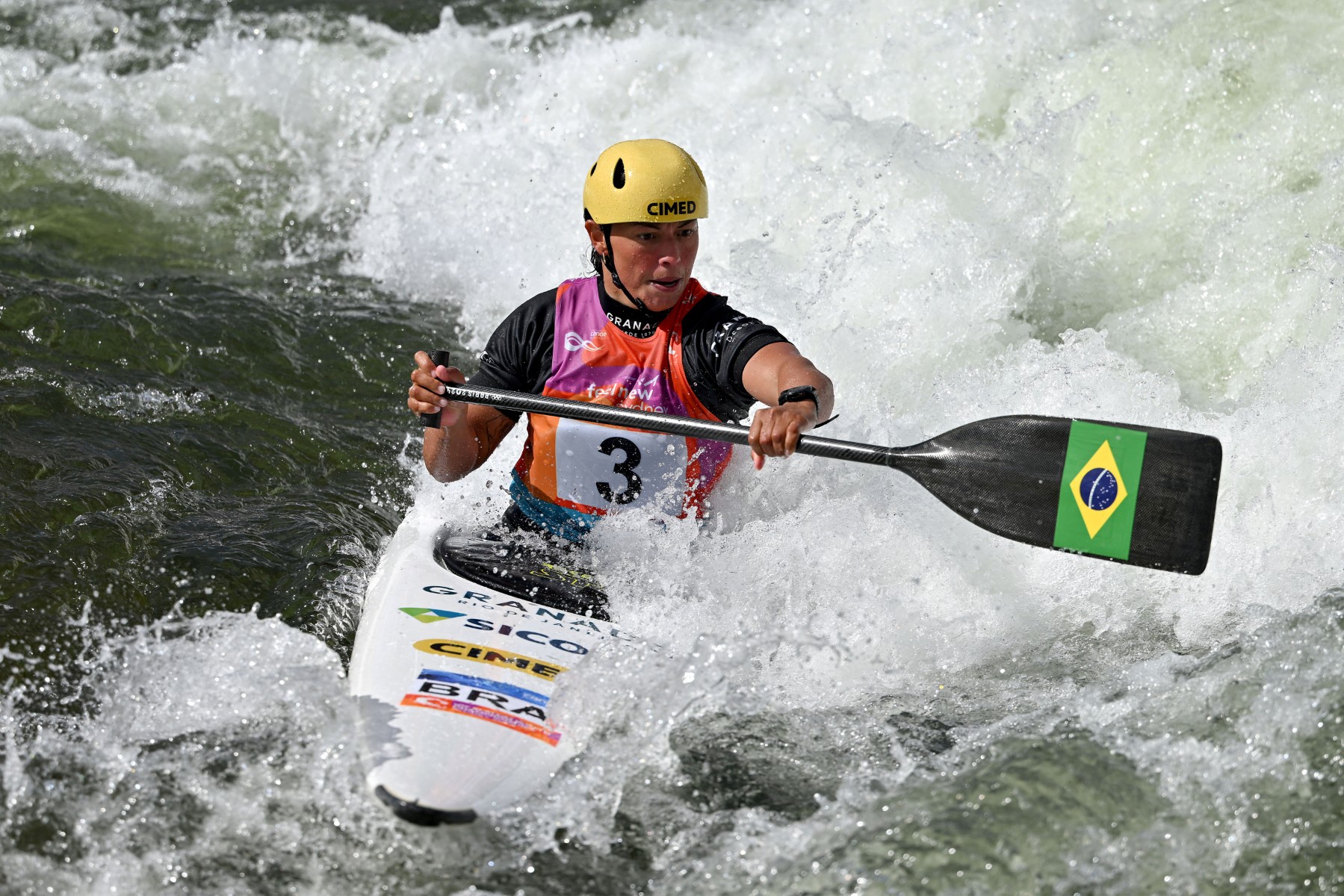 Ana Sátila conquista medalha de ouro na Copa do Mundo de canoagem slalom