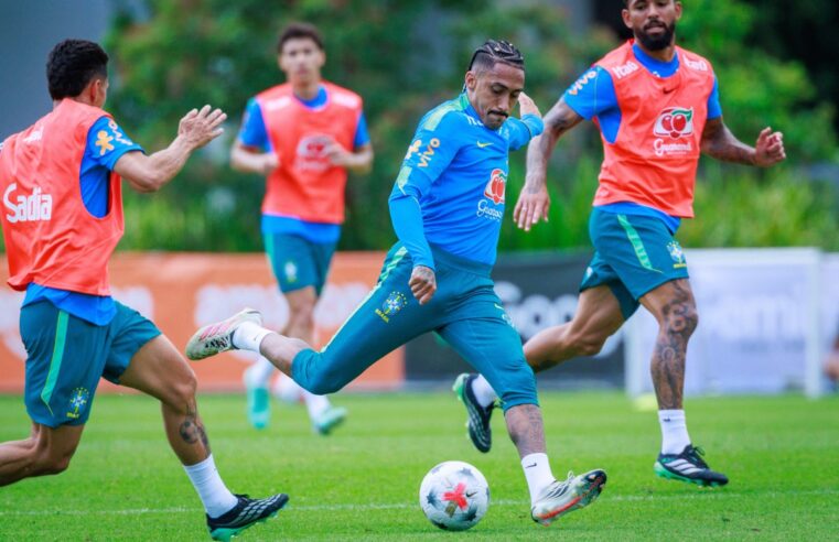 Ancelotti testa Raphinha como falso 9 e faz mudanças em treino da seleção