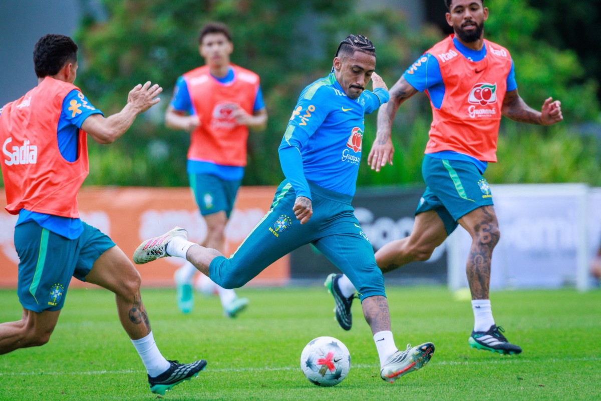 Ancelotti testa Raphinha como falso 9 e faz mudanças em treino da seleção