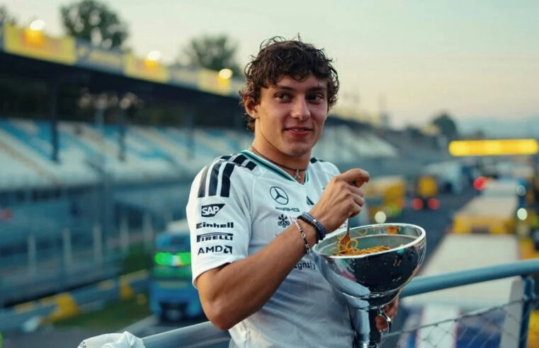 Antonelli comemora vitória em Monza com espaguete servido no próprio troféu