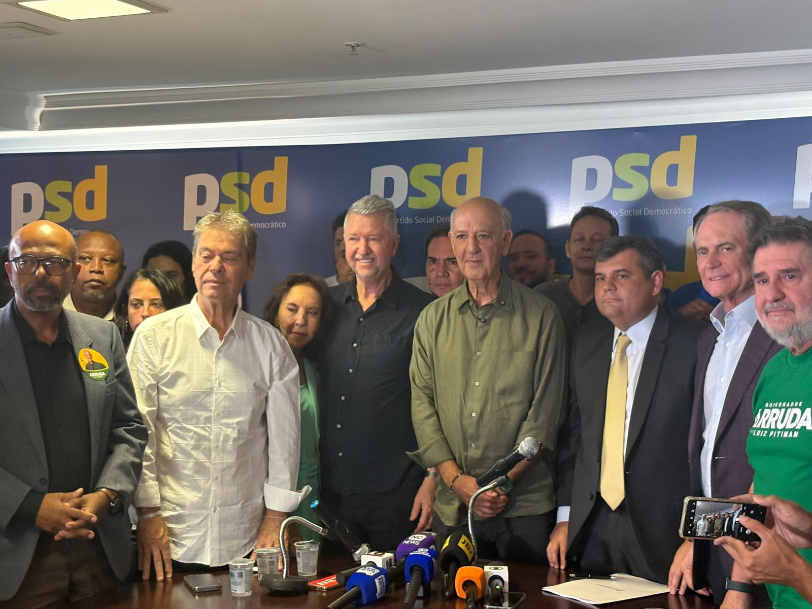 Arruda tenta mostrar força com coletiva em meio a aliados e apoiadores 