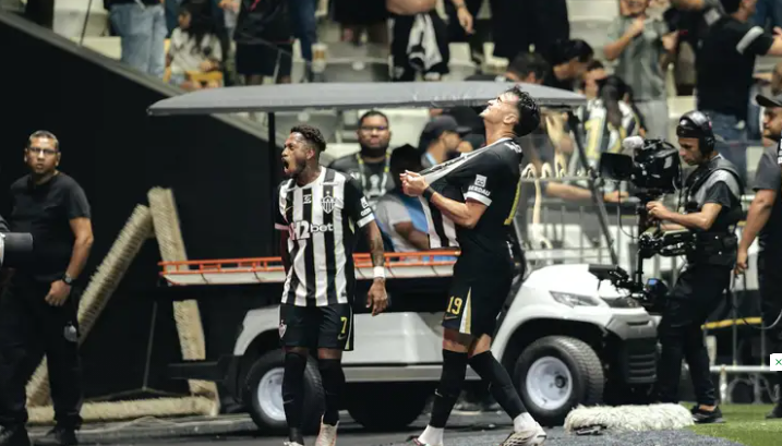 Atlético-MG goleia Santos, busca virada e avança à semifinal da Sul-Americana