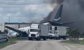 Avião da Amazon sai da pista, bate em caminhão e provoca incêndio em Miami