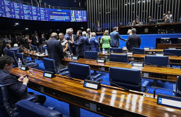 Aziz articula rito especial para levar PEC da escala 6×1 ao plenário