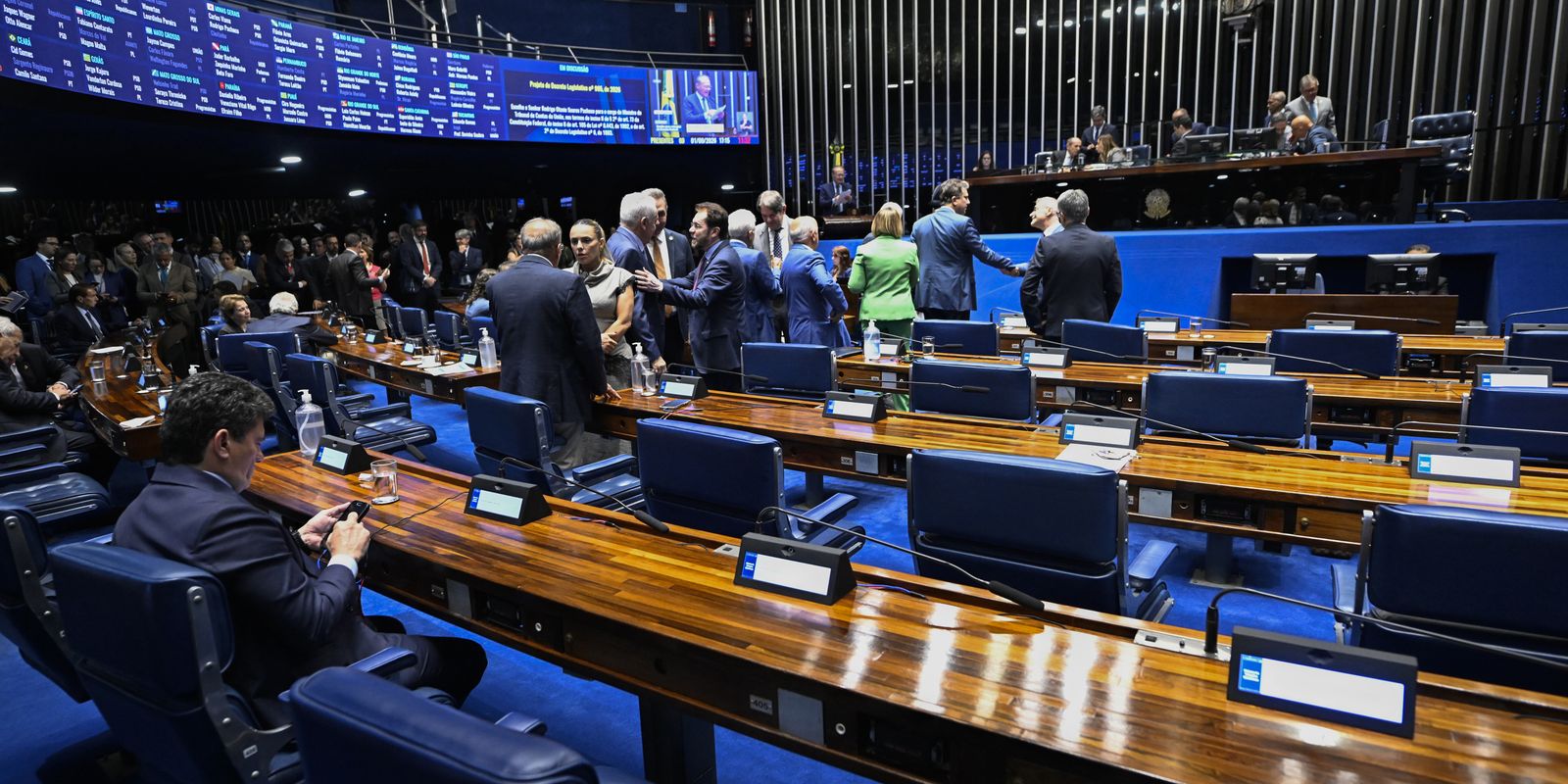 Aziz articula rito especial para levar PEC da escala 6×1 ao plenário
