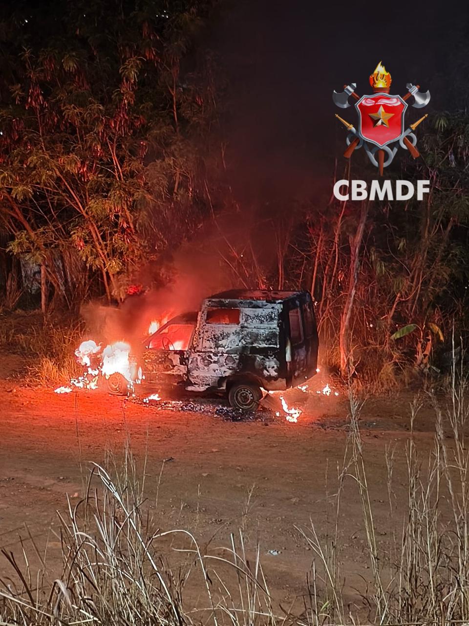 CBMDF é acionado após um veículo pegar fogo na EPNB