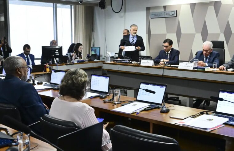 CCJ do Senado aprova PEC que acaba com jornada 6×1