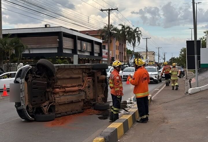 Carro fica de cabeça para baixo após acidente em Samambaia
