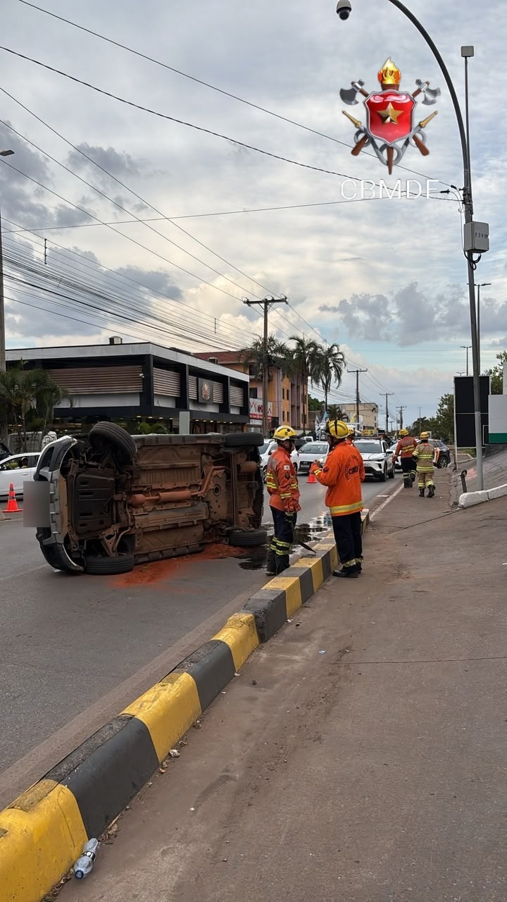 Carro fica de cabeça para baixo após acidente em Samambaia