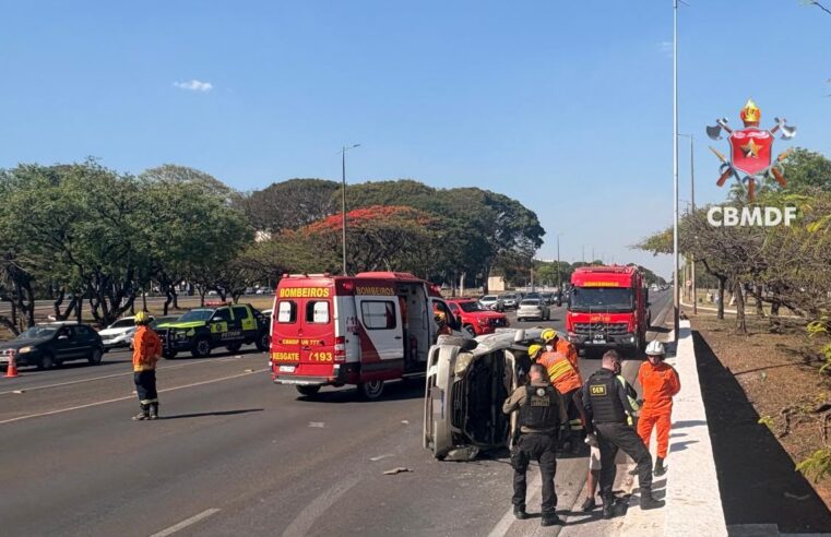 Carro tomba após bater em poste no Eixão Sul, em Brasília