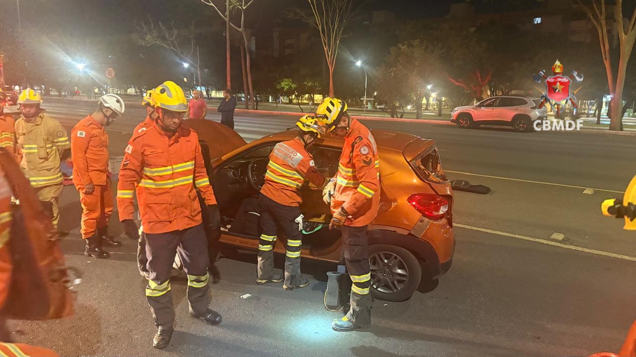 Colisão entre BYD e Kwid deixa motorista ferida na Asa Sul