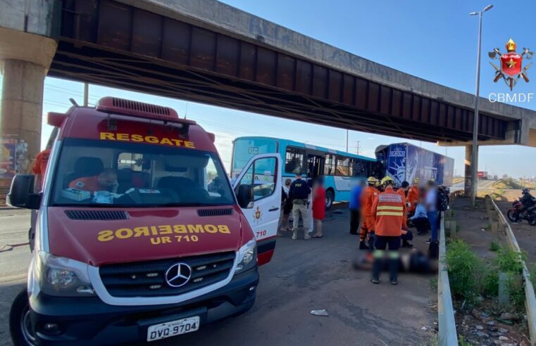 Colisão entre carro, carreta e ônibus deixa cinco feridos em Santa Maria
