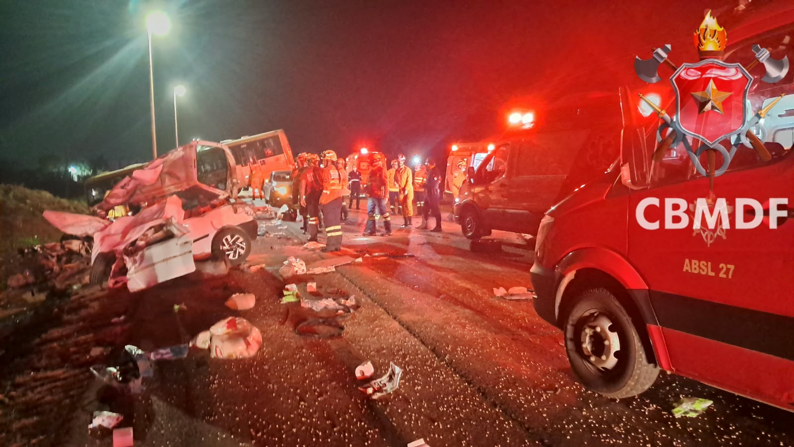 Colisão entre ônibus e carro deixa criança morta na BR-080, em Brazlândia