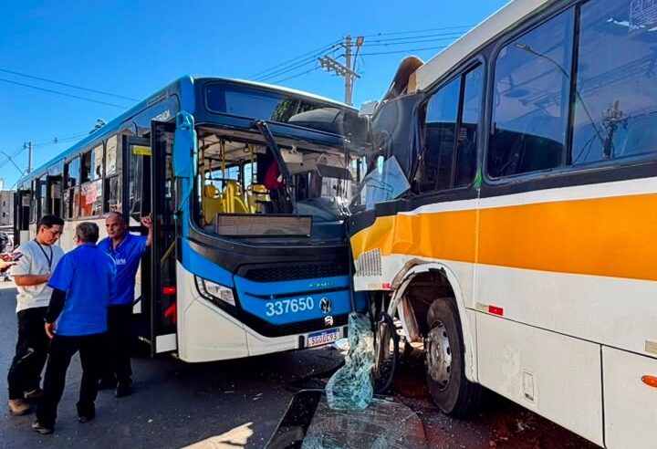 Colisão frontal entre dois ônibus deixa quatro feridos no Riacho Fundo II
