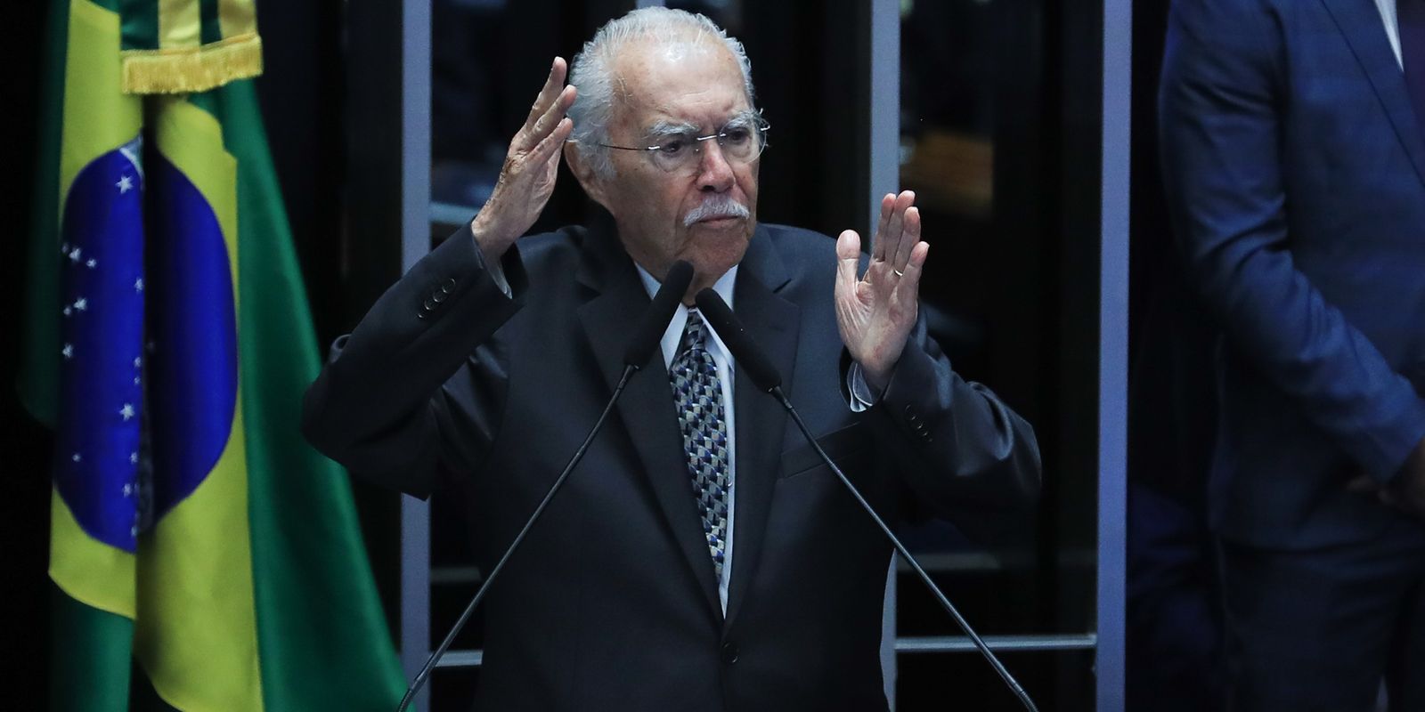 Ex-presidente José Sarney é internado com quadro de pneumonia