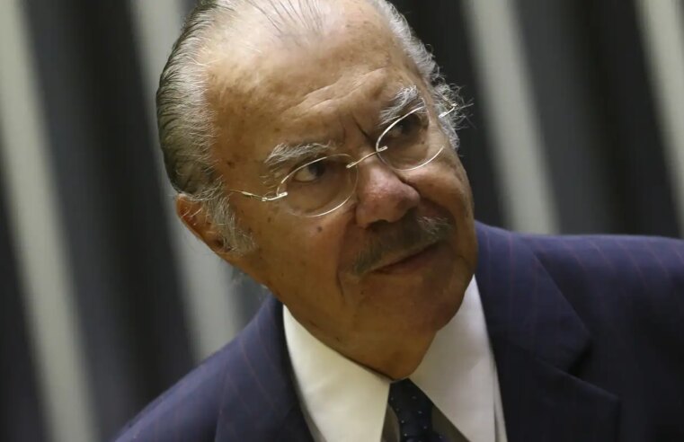 Ex-presidente José Sarney segue internado em hospital de São Paulo
