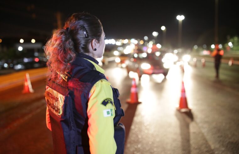 Farol baixo é obrigatório em situações específicas durante o dia