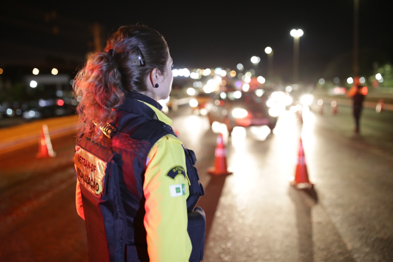 Farol baixo é obrigatório em situações específicas durante o dia