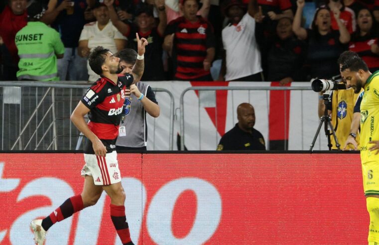 Flamengo vence e fica a um ponto do Palmeiras, líder do Brasileirão