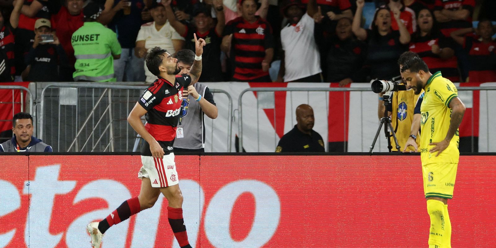 Flamengo vence e fica a um ponto do Palmeiras, líder do Brasileirão