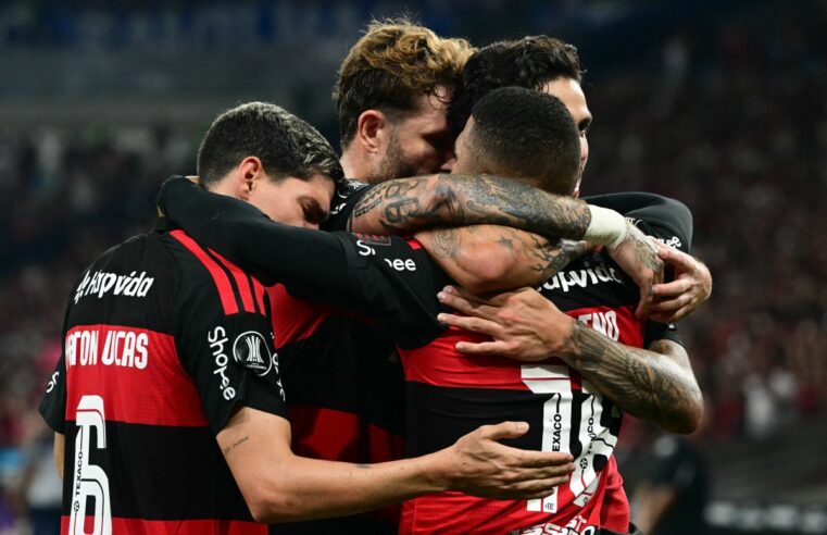 Flamengo vence o Corinthians no fim e retoma a liderança do Brasileiro