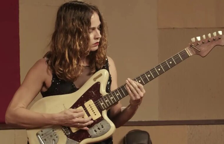 Gabi Terra é destaque do reality Duelo de Guitarras na TV Brasil