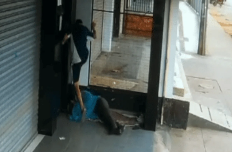 Homem em situação de rua é agredido com chutes e pedrada após ser flagrado se masturbando no Paranoá